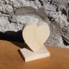 Coeur en bois 6 x 7.5 cm sur socle