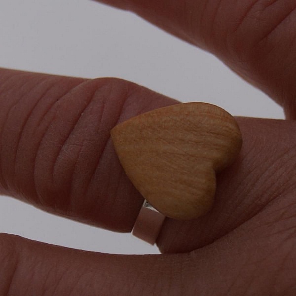 Bague cabochon en bois forme coeur frene largeur 14mm