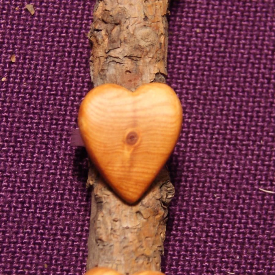 Bague cabochon en bois forme coeur Meleze a noeud largeur 20mm