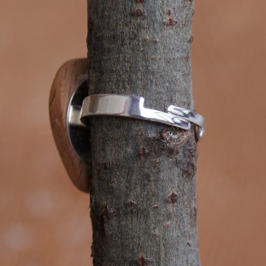 Bague cabochon en bois forme coeur Hetre