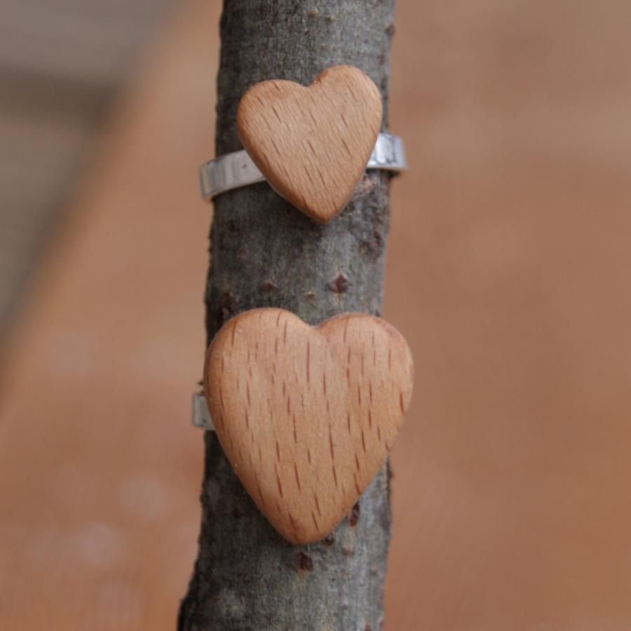 Bague cabochon en bois forme coeur Hetre