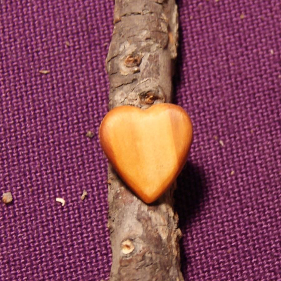 Bague cabochon en bois forme coeur if largeur 20mm