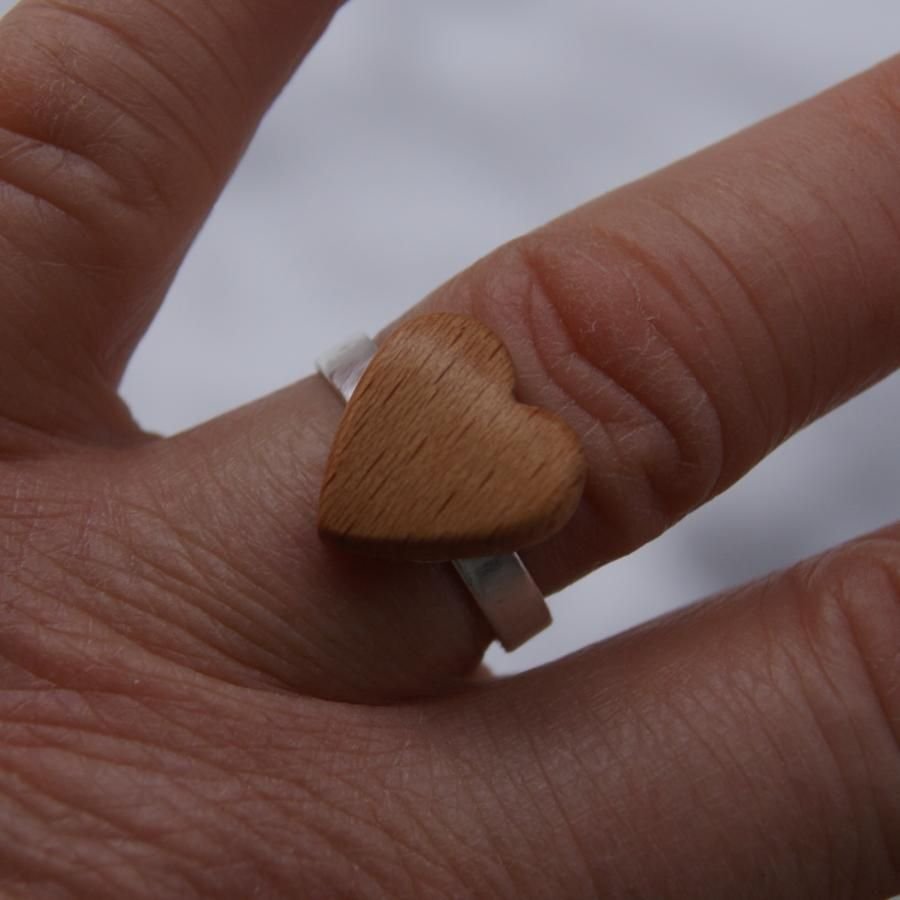 Bague cabochon en bois forme coeur Hetre