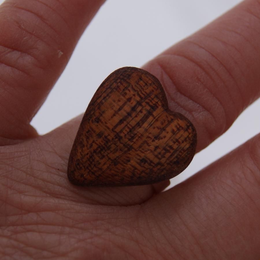 Bague cabochon en bois forme coeur Chene foncé largeur 20mm