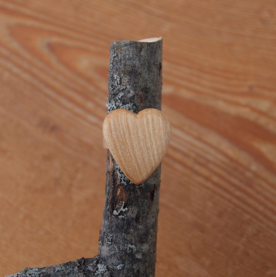 Bague cabochon en bois forme coeur frene largeur 20mm