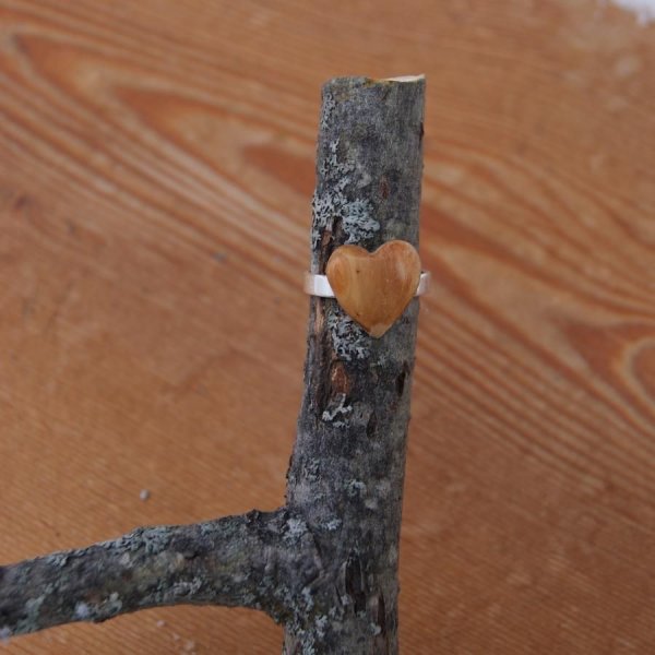Bague cabochon en bois forme coeur if largeur 14mm