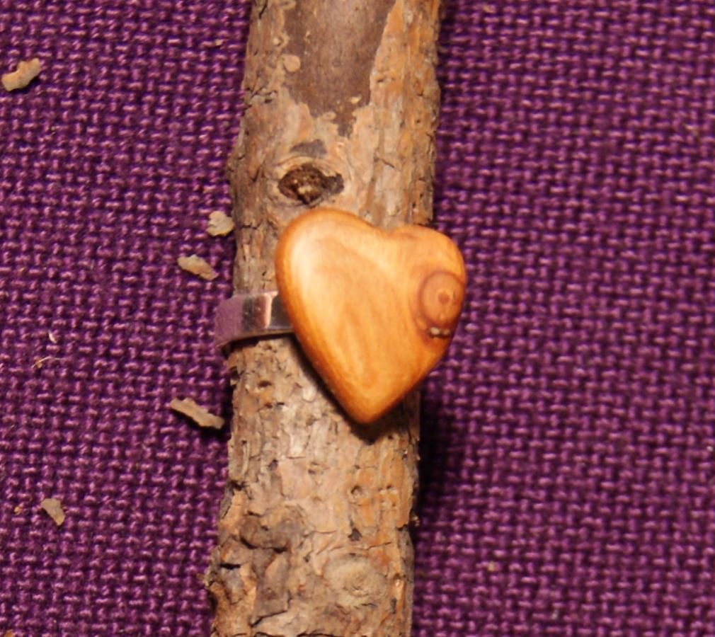 Bague cabochon en bois forme coeur Mélèze avec noeud largeur 14mm