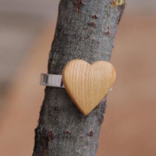 Bague cabochon en bois forme coeur Mélèze largeur 14mm