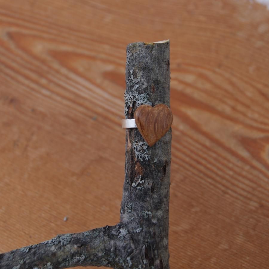 Bague cabochon en bois forme coeur Chêne foncé largeur 14mm