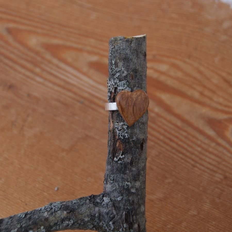 Bague cabochon en bois forme coeur Chêne foncé largeur 14mm