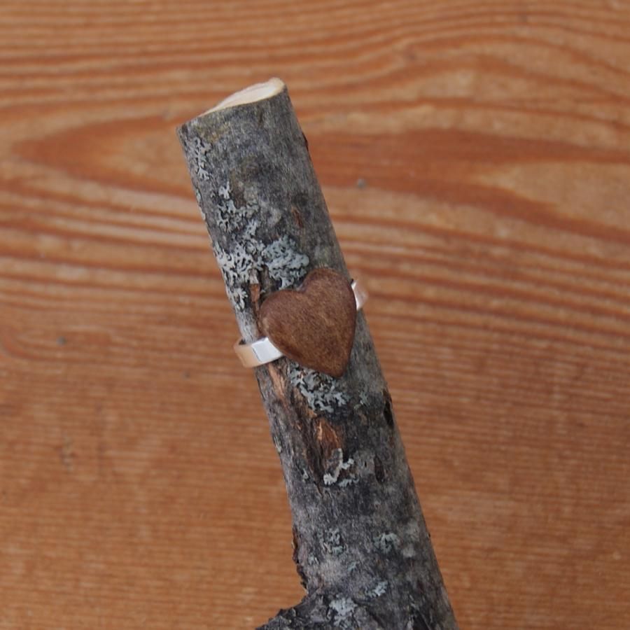 Bague cabochon en bois forme coeur Noyer largeur 14mm