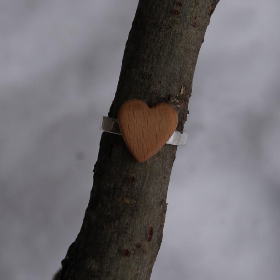 Bague cabochon en bois forme coeur Hetre