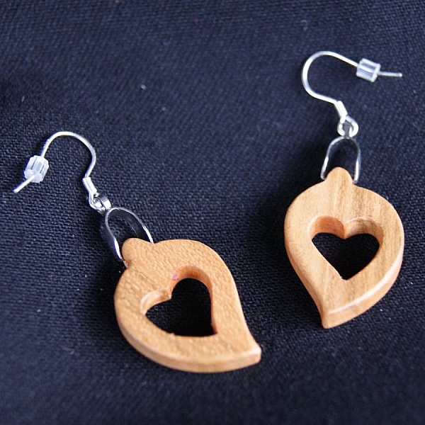 boucles d'oreilles coeur bois merisier cir&eacute;, noce de bois, saint valentin, fait main