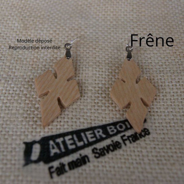 boucle d'oreille croix en bois bijoux &eacute;thique en bois, bijou nature cir&eacute;, fait main