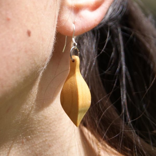 boucle d'oreille  bijoux &eacute;thique en bois de merisier, bijou nature cir&eacute;