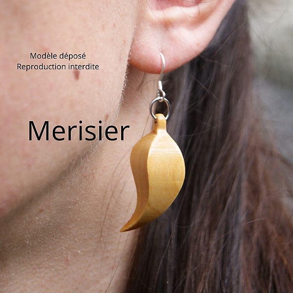 boucle d'oreille plume bijou ethique en bois cir&eacute;, nature, fait main