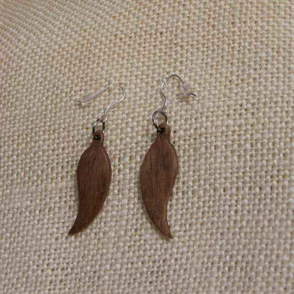 boucle d'oreille plume, bijoux &eacute;thiques en bois de noyer,bijou nature fait main