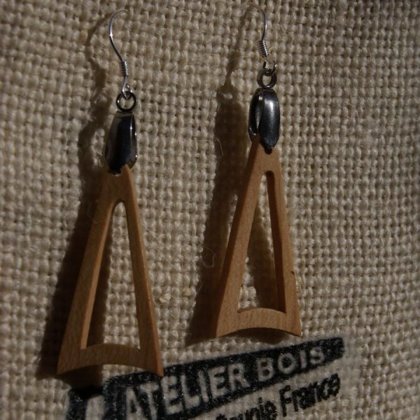 boucle d'oreille triangle en bois de merisier bijoux &eacute;thique en bois, bijou nature cir&eacute;, fait main