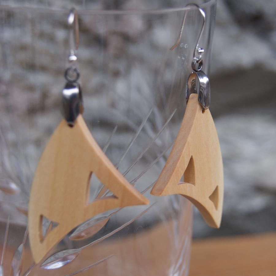 boucle d'oreille triangulaire en bois de merisier bijou éthique en bois, nature, fait main