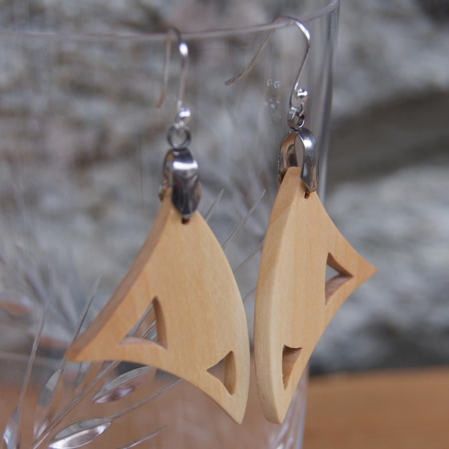 boucle d'oreille triangulaire en bois de merisier bijou éthique en bois, nature, fait main