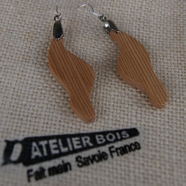 boucle d'oreille vague en bois de meleze bijoux &eacute;thique en bois, bijou nature cir&eacute;, fait main