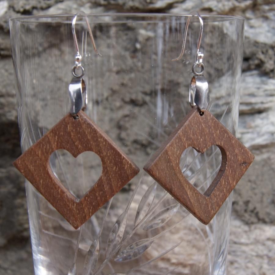 boucles d'oreilles carre avec coeur en Noyer bijoux éthique en bois, noce de bois, Saint valentin,fait main