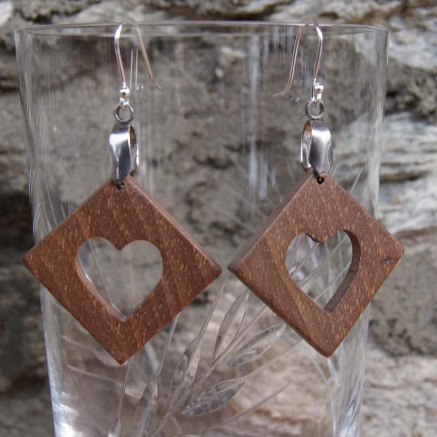 boucles d'oreilles carre avec coeur en Noyer bijoux éthique en bois, noce de bois, Saint valentin,fait main