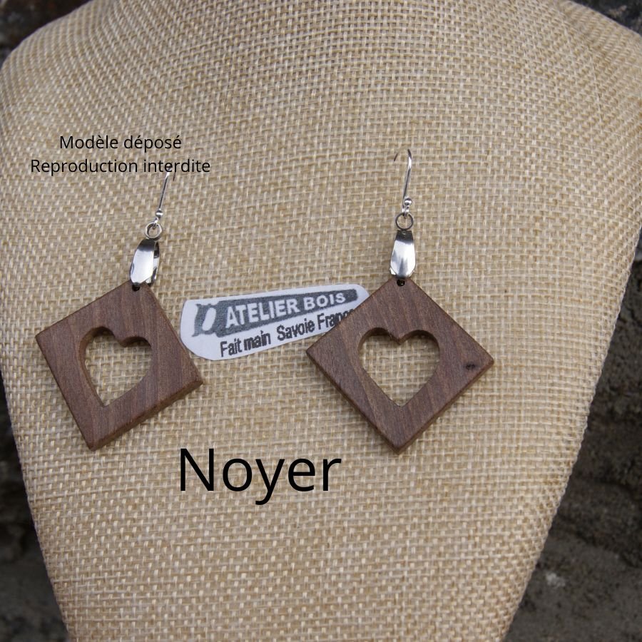 boucles d'oreilles carre avec coeur en Noyer bijoux éthique en bois, noce de bois, Saint valentin,fait main