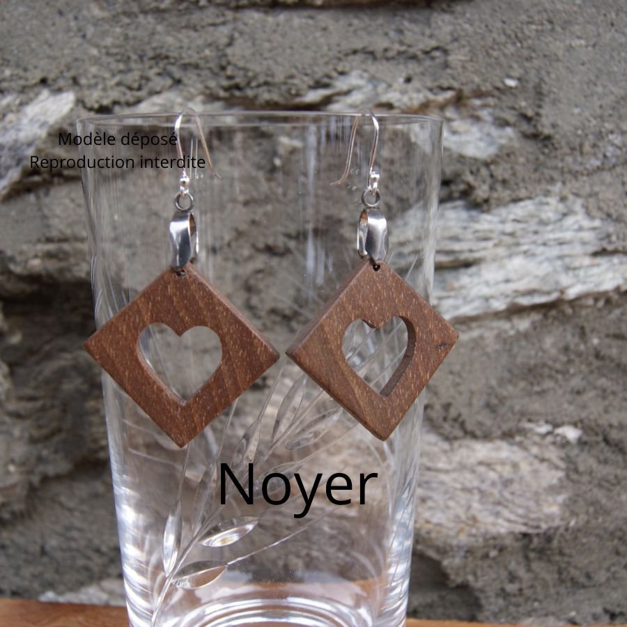 boucles d'oreilles carre avec coeur en Noyer bijoux éthique en bois, noce de bois, Saint valentin,fait main