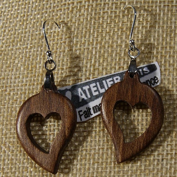boucles d'oreilles coeur bois massif noyer cir&eacute;, noce de bois, saint valentin, fait main