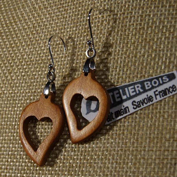 boucles d'oreilles coeur bois merisier cir&eacute;, noce de bois, saint valentin, fait main