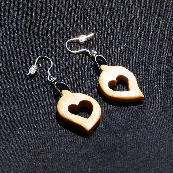 boucles d'oreilles coeur bois merisier cir&eacute;, noce de bois, saint valentin, fait main