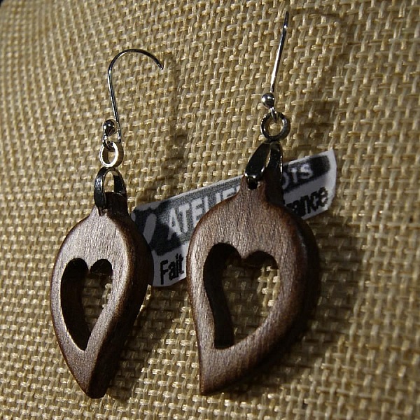 boucles d'oreilles coeur bois massif noyer cir&eacute;, noce de bois, saint valentin, fait main