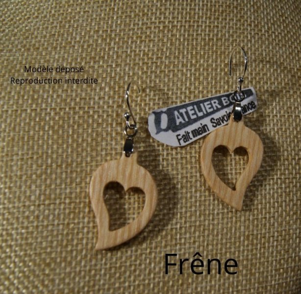 boucles d'oreilles coeur bois cir&eacute;, noce de bois, saint valentin, fait main