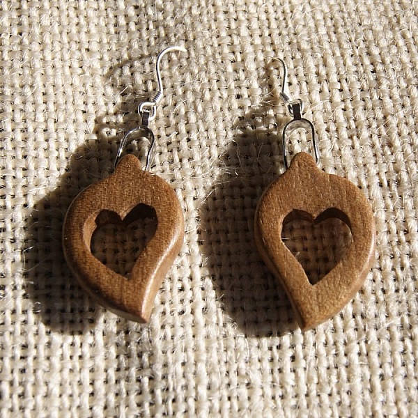 boucles d'oreilles coeur bois massif noyer cir&eacute;, noce de bois, saint valentin, fait main