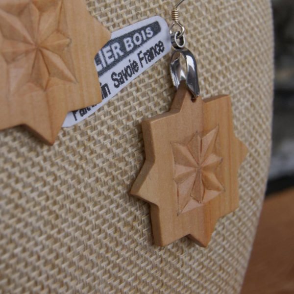 boucles d'oreilles d&eacute;coup&eacute;e sculpt&eacute;e bijoux nature bois massif merisier fait main