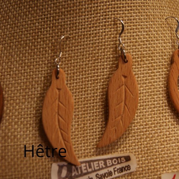 boucles d'oreilles feuille en bois bijoux &eacute;thiques fait main en bois, bijou nature cir&eacute;, pour oreilles perc&eacute;es