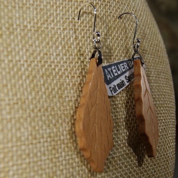boucles d'oreilles feuille de chene en bois bijoux &eacute;thiques fait main en bois, bijou nature cir&eacute;, pour oreilles perc&eacute;es