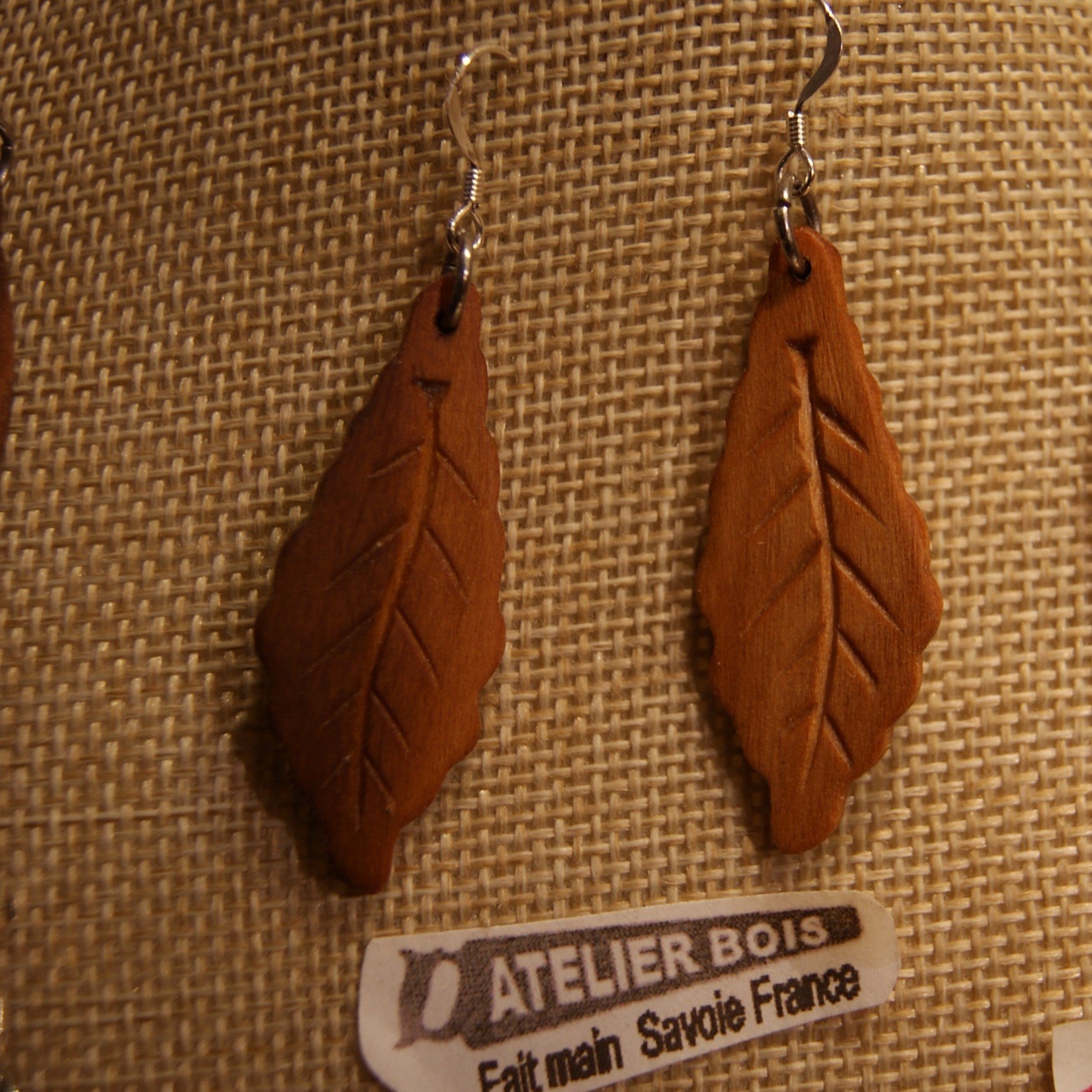 boucles d'oreilles feuille de chene en bois bijoux &eacute;thiques fait main en bois, bijou nature cir&eacute;, pour oreilles perc&eacute;es