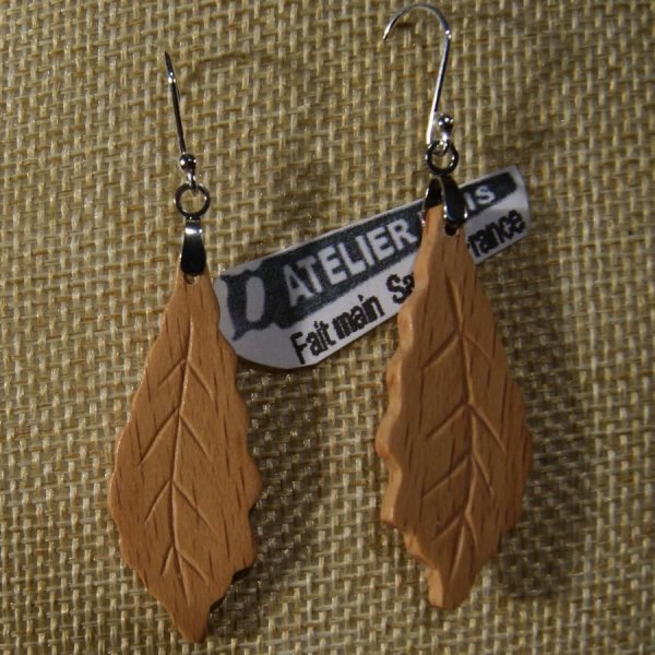 boucles d'oreilles feuille de chene en bois bijoux &eacute;thiques fait main en bois, bijou nature cir&eacute;, pour oreilles perc&eacute;es