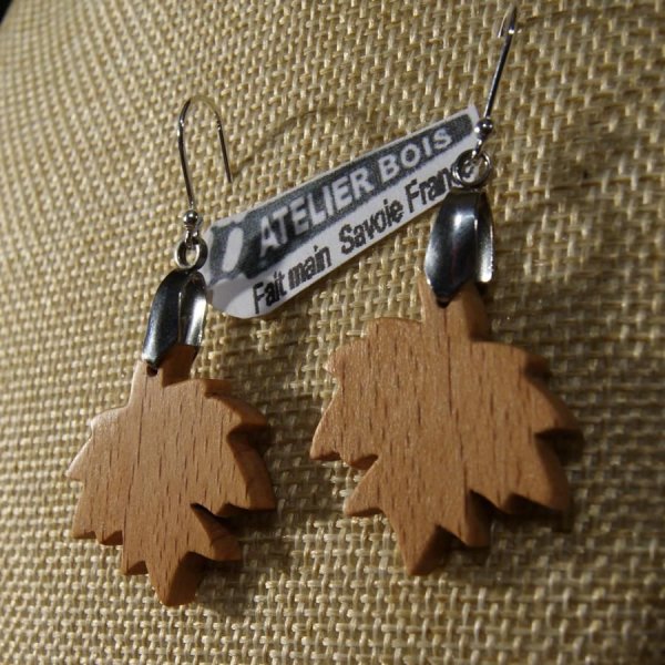 boucles d'oreilles feuille d'&eacute;rable en bois bijoux &eacute;thique en bois, bijou nature cir&eacute;, fait main