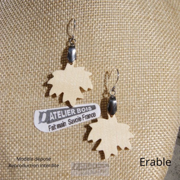 boucles d'oreilles feuille d'&eacute;rable en bois bijoux &eacute;thique en bois, bijou nature cir&eacute;, fait main
