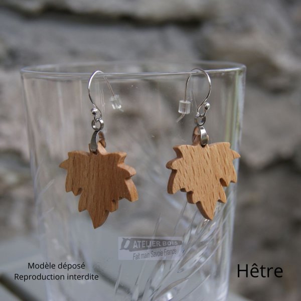 boucles d'oreilles feuille d'&eacute;rable en bois bijoux &eacute;thique en bois, bijou nature cir&eacute;, fait main