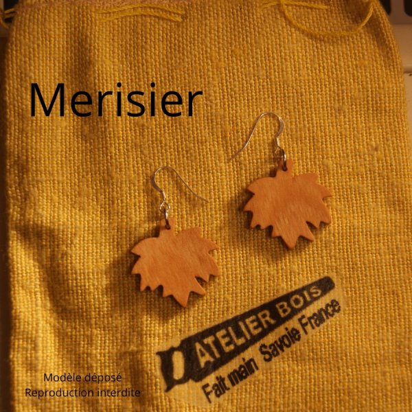boucles d'oreilles feuille d'&eacute;rable en bois bijoux &eacute;thique en bois, bijou nature cir&eacute;, fait main