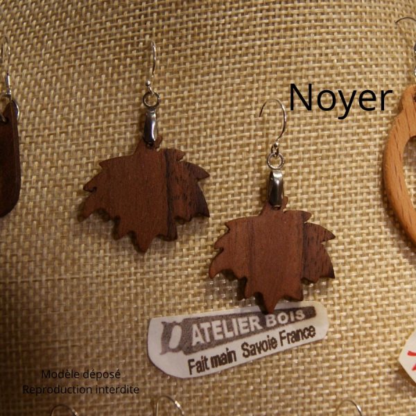 boucles d'oreilles feuille d'&eacute;rable en bois bijoux &eacute;thique en bois, bijou nature cir&eacute;, fait main