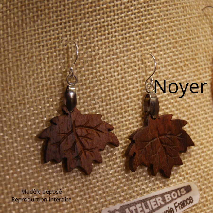 boucles d'oreilles feuille d'érable  avec nervure en bois bijoux éthique en bois, bijou nature ciré, fait main