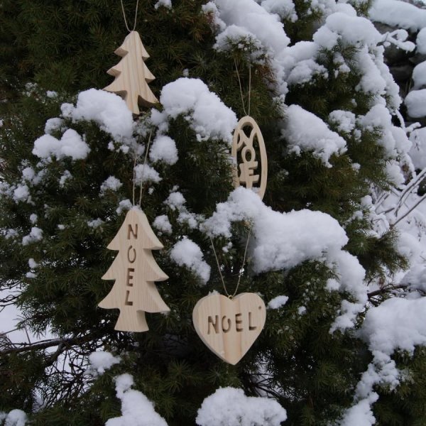 Boule de Noel 12 cm en bois decoupe paix a suspendre, fait main, decoration