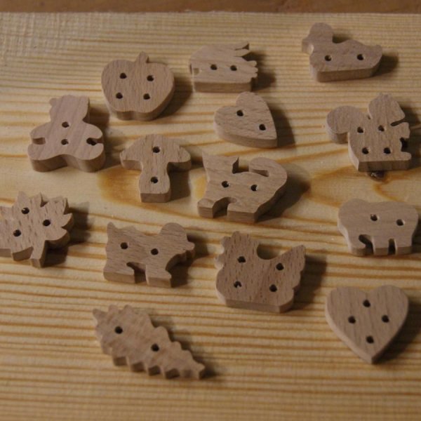 Bouton en bois massif  fleur a decorer et a coudre loisirs créatifs, fait main