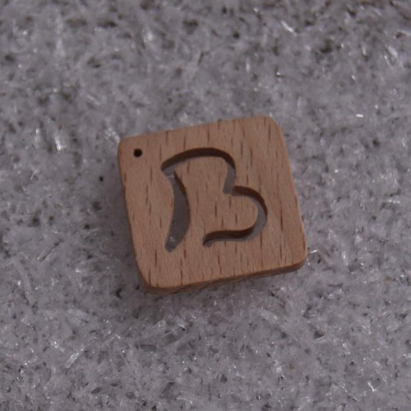 Breloque carré avec initiale découpée bois fait main