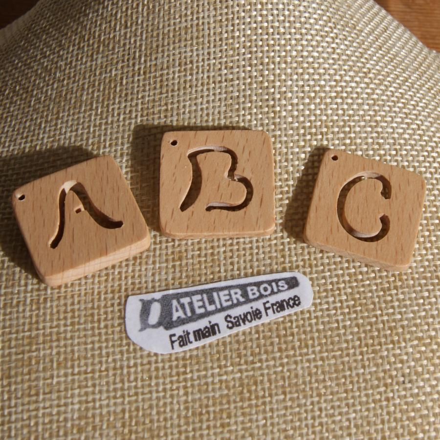Breloque carré avec initiale découpée bois fait main